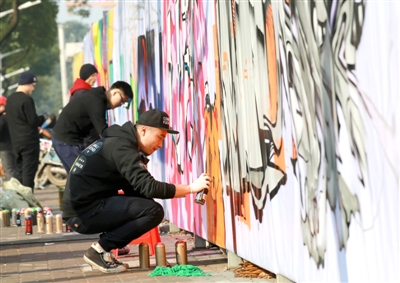 江南城區(qū)臨沅路上，涂鴉愛好者正在進(jìn)行街頭涂鴉藝術(shù)創(chuàng)作